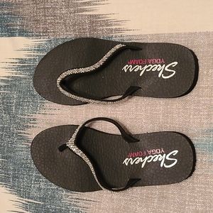 Like brand new skechers yoga foam flip flops